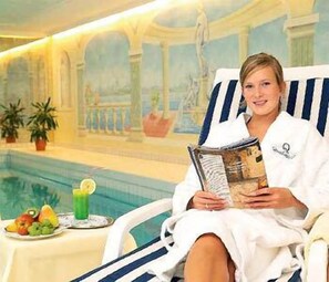 Indoor pool, outdoor pool, open 7:00 AM to 8:00 PM, sun loungers - Hotel Quellenhof (Bad Wiessee)
