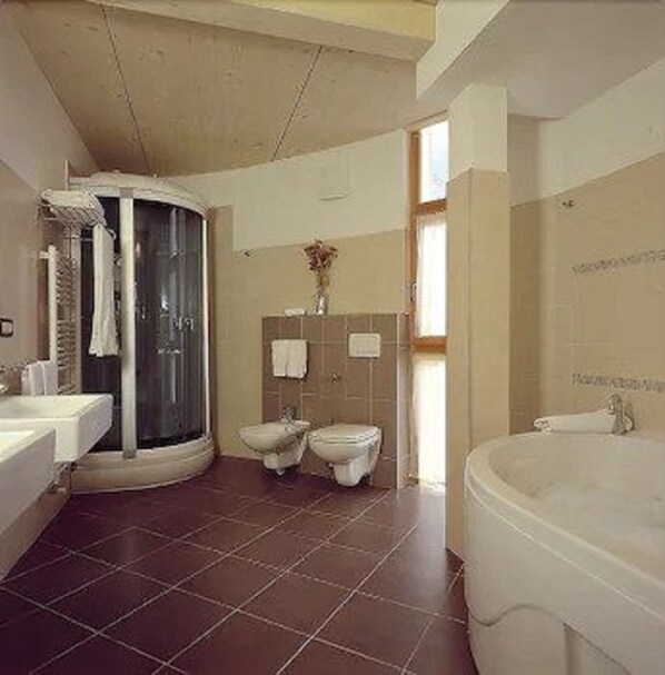 A bathroom with a shower, two toilets, and a bathtub. - Benny Bio Hotel (Commezzadura)