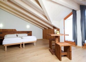 Comfort driepersoonskamer, niet-roken, uitzicht op bergen | Donsdekens, een kluis op de kamer, een bureau, verduisterende gordijnen