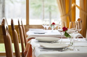 Sarapan, makan tengah hari dan makan malam dihidangkan 