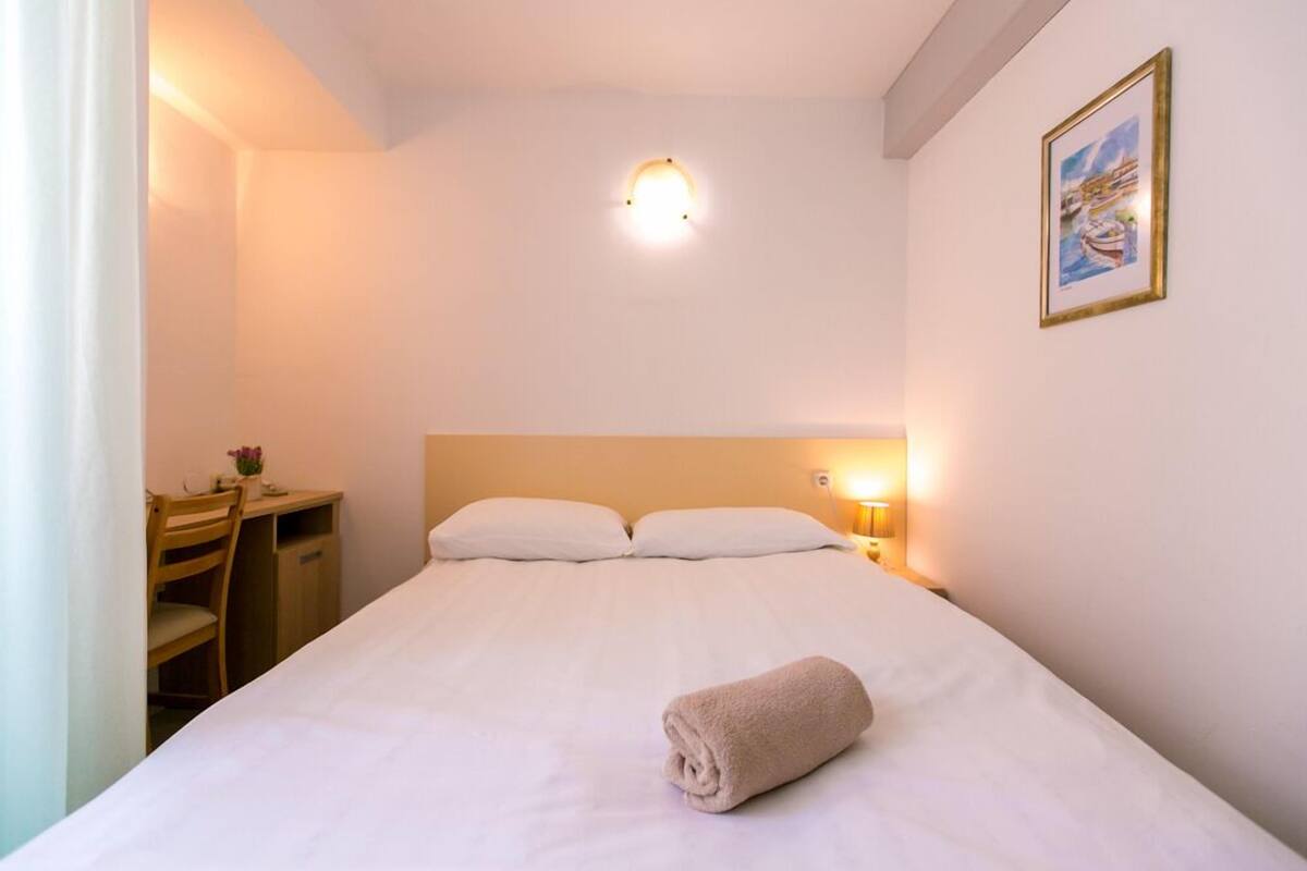 Desk, laptop workspace, rollaway beds, bed sheets