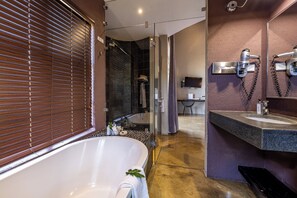 Habitación doble ejecutiva | Baño | Tina y regadera independientes, tina profunda, regadera tipo lluvia 