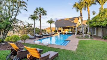 AuĂenpool, LiegestĂŒhle