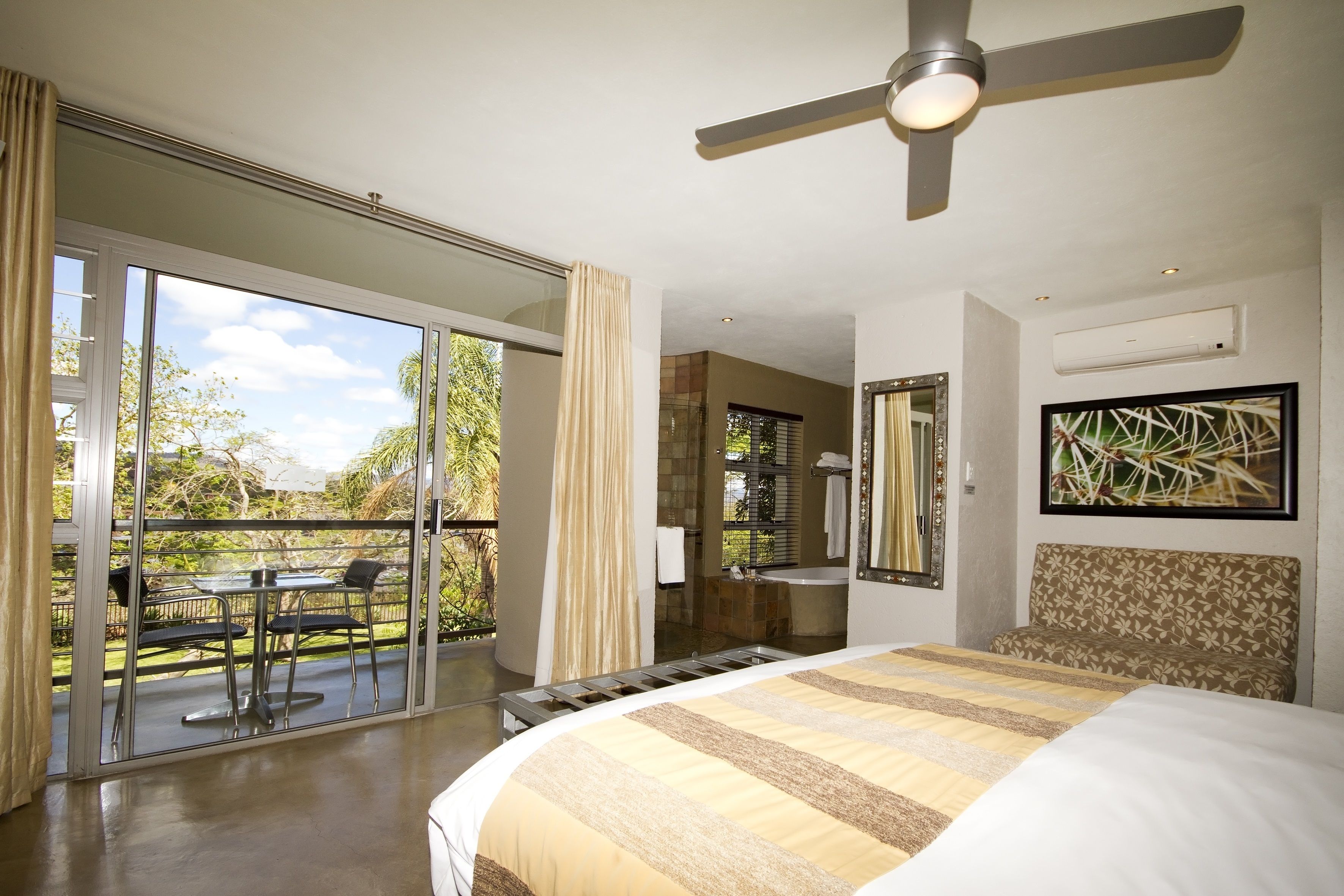 行政客房 | 高档床上用品、迷你吧、客房内保险箱、特色装修