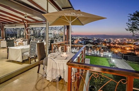 Outdoor dining. Francolin Lodge