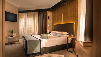 Deluxe Room | Minibar, in-room safe, blackout drapes, soundproofing