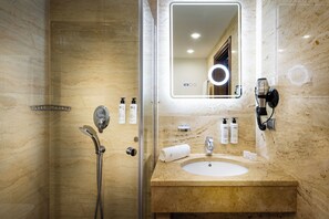 Douche, articles de toilette gratuits, sèche-cheveux, peignoirs