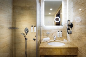 Chuveiro, produtos de toalete grátis, secador de cabelo 