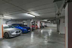 Valet parking (EUR 25 per day)