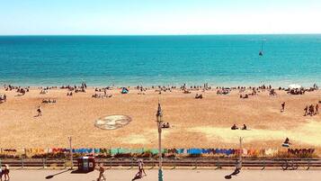 Una playa cerca, arena negra