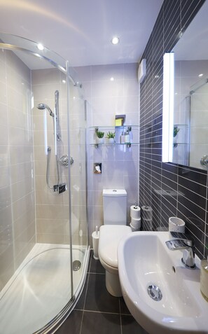 Standard dubbelrum - eget badrum | Badrum | Dusch, hårtork och handdukar