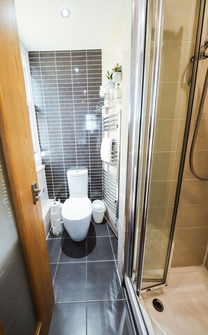 Standard Double Room, Ensuite | Bathroom