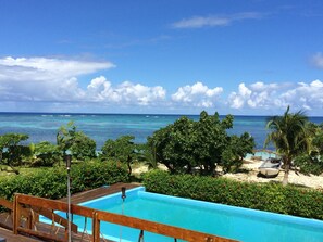 Outdoor pool, pool umbrellas, pool loungers - Viwa Island Resort (Viwa Island)
