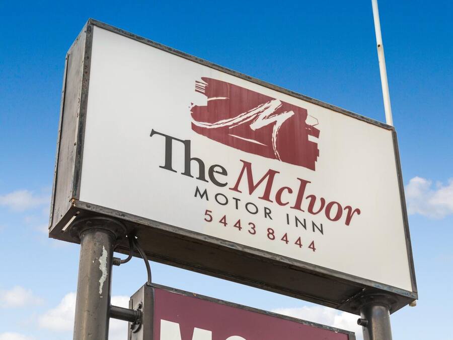 Señal del motel McClor Motor Inn con un número de contacto.