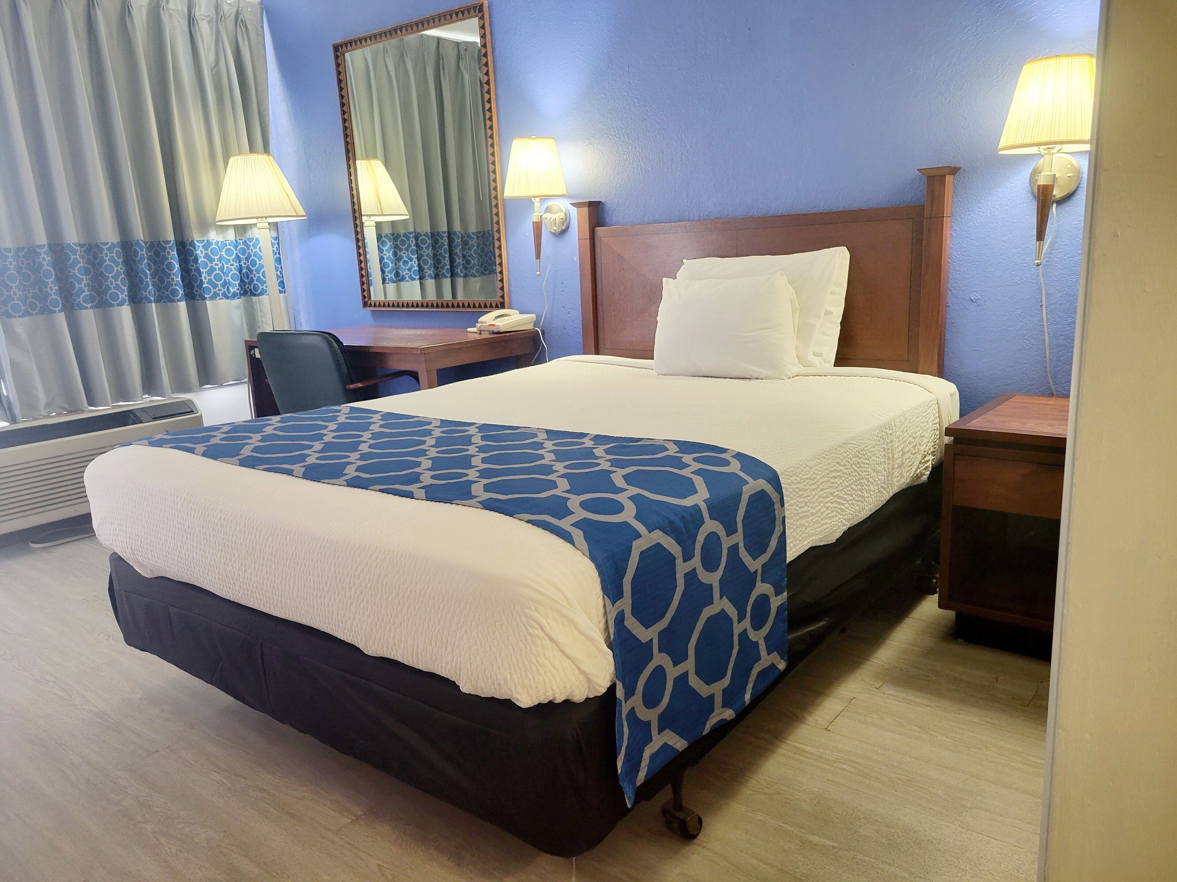 Desk, laptop workspace, iron/ironing board, free WiFi