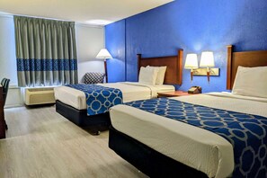 Een bureau, een laptopwerkplek, een strijkplank/strijkijzer, gratis wifi