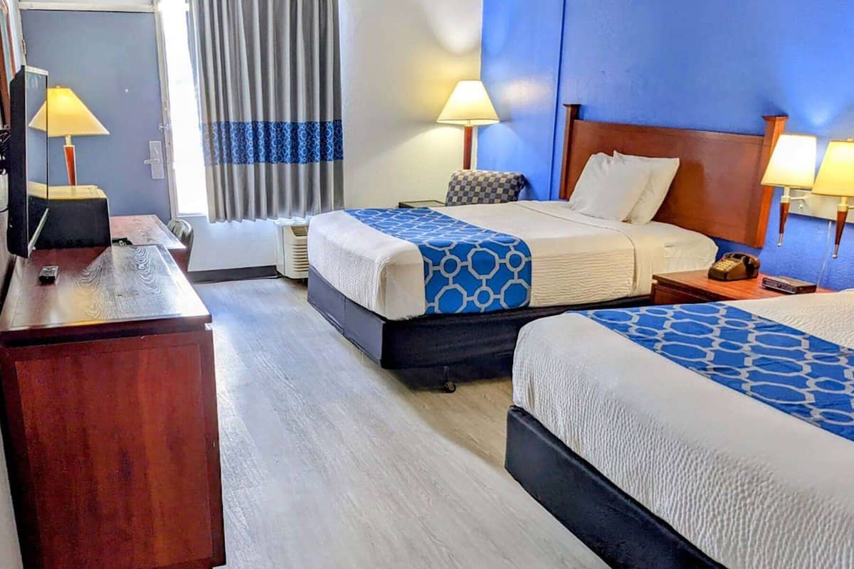 Room, 2 Katil Ratu (Queen), Non Smoking | Meja, ruang kerja komputer riba, seterika/papan seterika, Wi-fi percuma