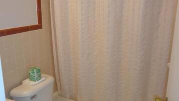 Suihkun ja ammeen yhdistelmä, hiustenkuivaaja, pyyhkeet