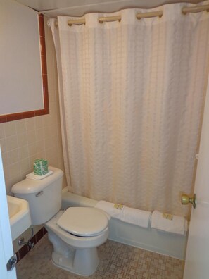 Combined shower/tub, hair dryer, towels - Quarterdeck Motel (Wildwood)