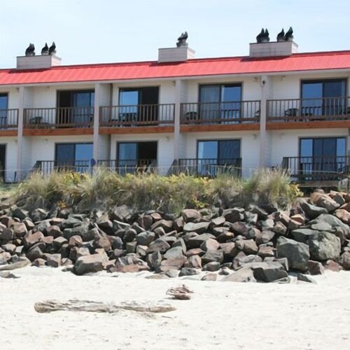 Book Tradewinds Motel in Rockaway Beach