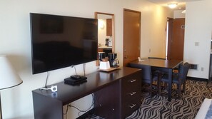 Blackout drapes, soundproofing, iron/ironing board, free WiFi - Tradewinds Motel (Rockaway Beach)