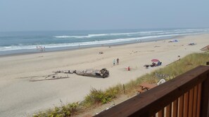 On the beach - Tradewinds Motel (Rockaway Beach)