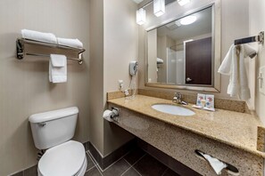 Kombinasi shower/bathtub, pengering rambut,  dan handuk