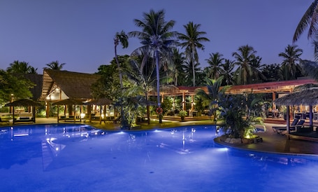 Outdoor pool, free cabanas, sun loungers