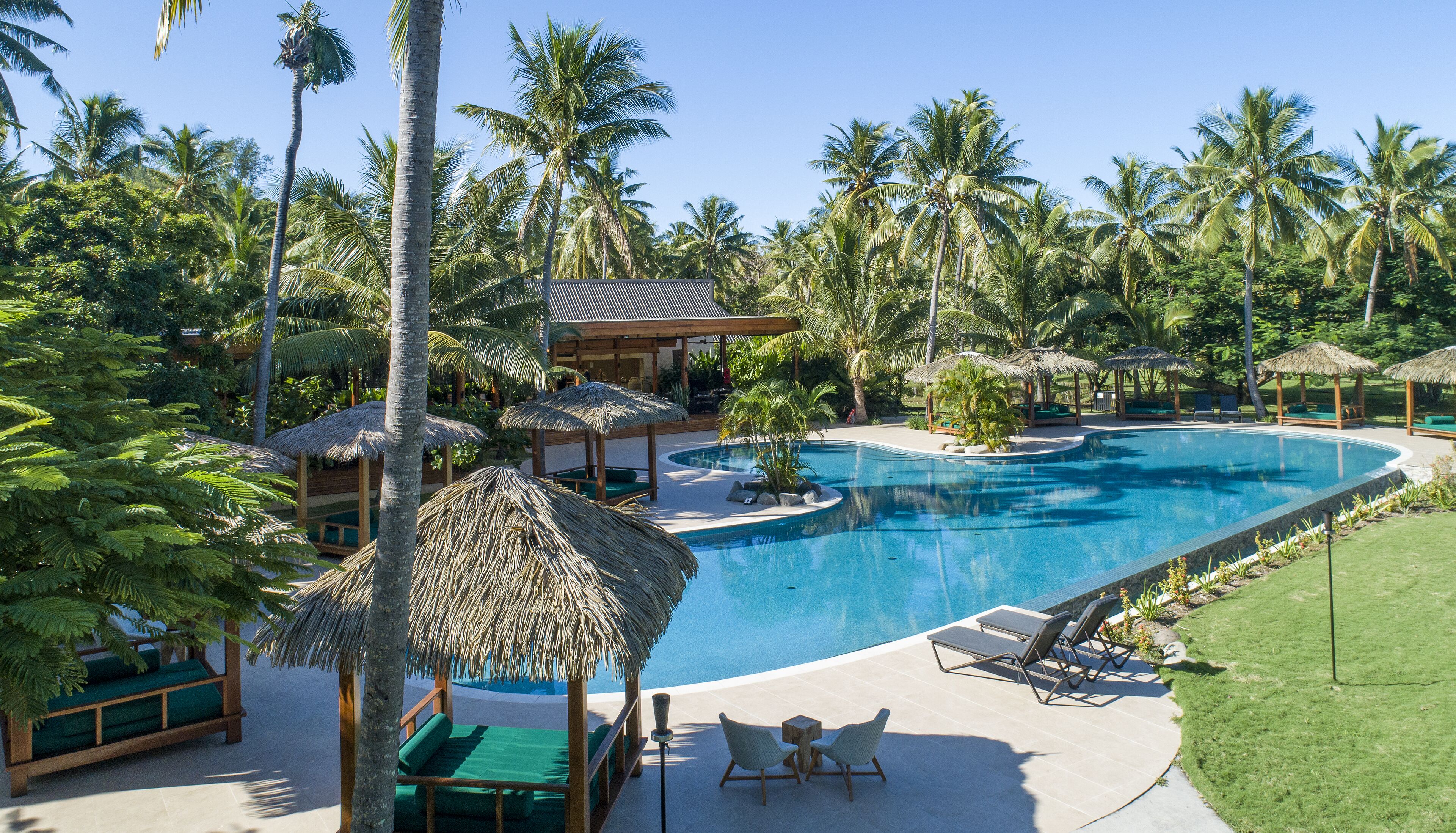 Piscine extérieure, cabanons gratuits, chaises longues