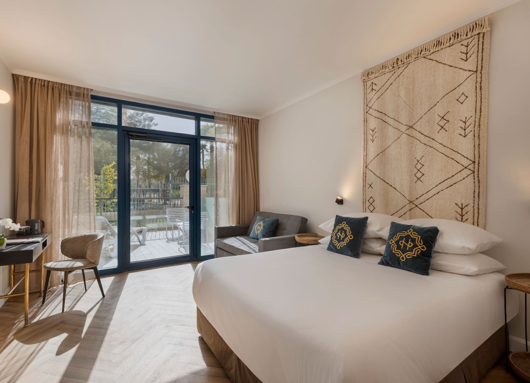 Garden Balcony | ตู้นิรภัยในห้องพัก, ผ้าม่านกันแสง, Wi-Fi ฟรี, ผ้าปูที่นอน