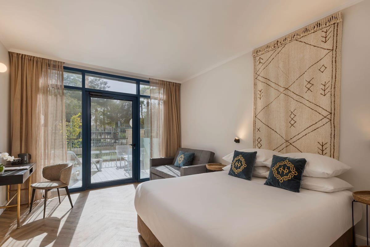 Garden Balcony | In-room safe, blackout curtains, free WiFi, bed sheets