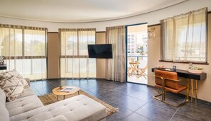 Suite, balkong | Safe på rommet, blendingsgardiner, wi-fi (inkludert) og sengetøy