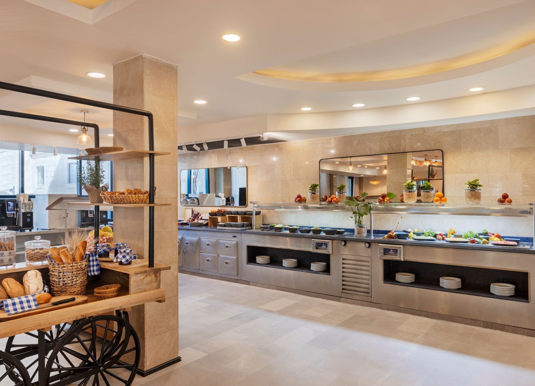 Una cocina moderna con una isla central, electrodomésticos de acero inoxidable y diversos alimentos expuestos en la encimera.