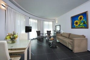 Suite, balkong | Oppholdsrom | En 32-tommers LCD-TV med kabel-kanaler samt TV