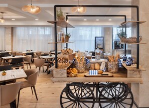 Morgenmadsbuffet hver dag (60 ILS pr. person)