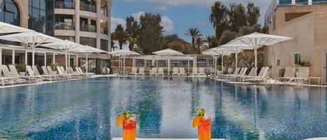 Piscine extérieure, parasols