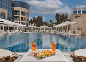 Piscine extérieure, parasols de plage
