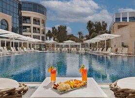 Una piscina al aire libre, sombrillas
