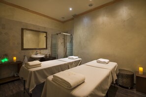 ห้องทรีทเมนท์สำหรับคู่รัก, ทำเล็บ