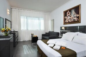 Rom, terrasse | Safe på rommet, blendingsgardiner, wi-fi (inkludert) og sengetøy