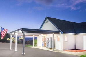 Exterior - Lake George, Ny Travelodge (Lake George)