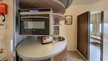 Suite estudio Deluxe, 1 cama matrimonial | Cocina privada | Refrigerador y cafetera y tetera
