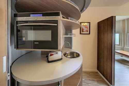 Deluxe Studio Suite, 1 Double Bed | Private kitchen | Fridge, coffee/tea maker
