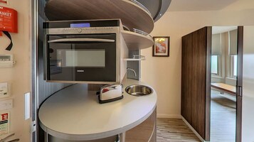 Suíte estúdio luxo, 1 cama de casal | Cozinha privada | Geladeira, cafeteira/chaleira