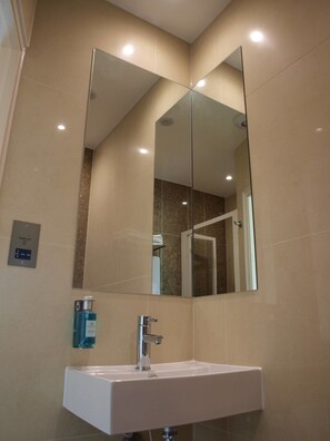Shower, free toiletries, hair dryer, towels - Simply Rooms & Suites (London)