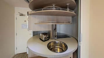 Suite estudio Deluxe, 1 cama matrimonial | Cocina privada | Refrigerador y cafetera y tetera