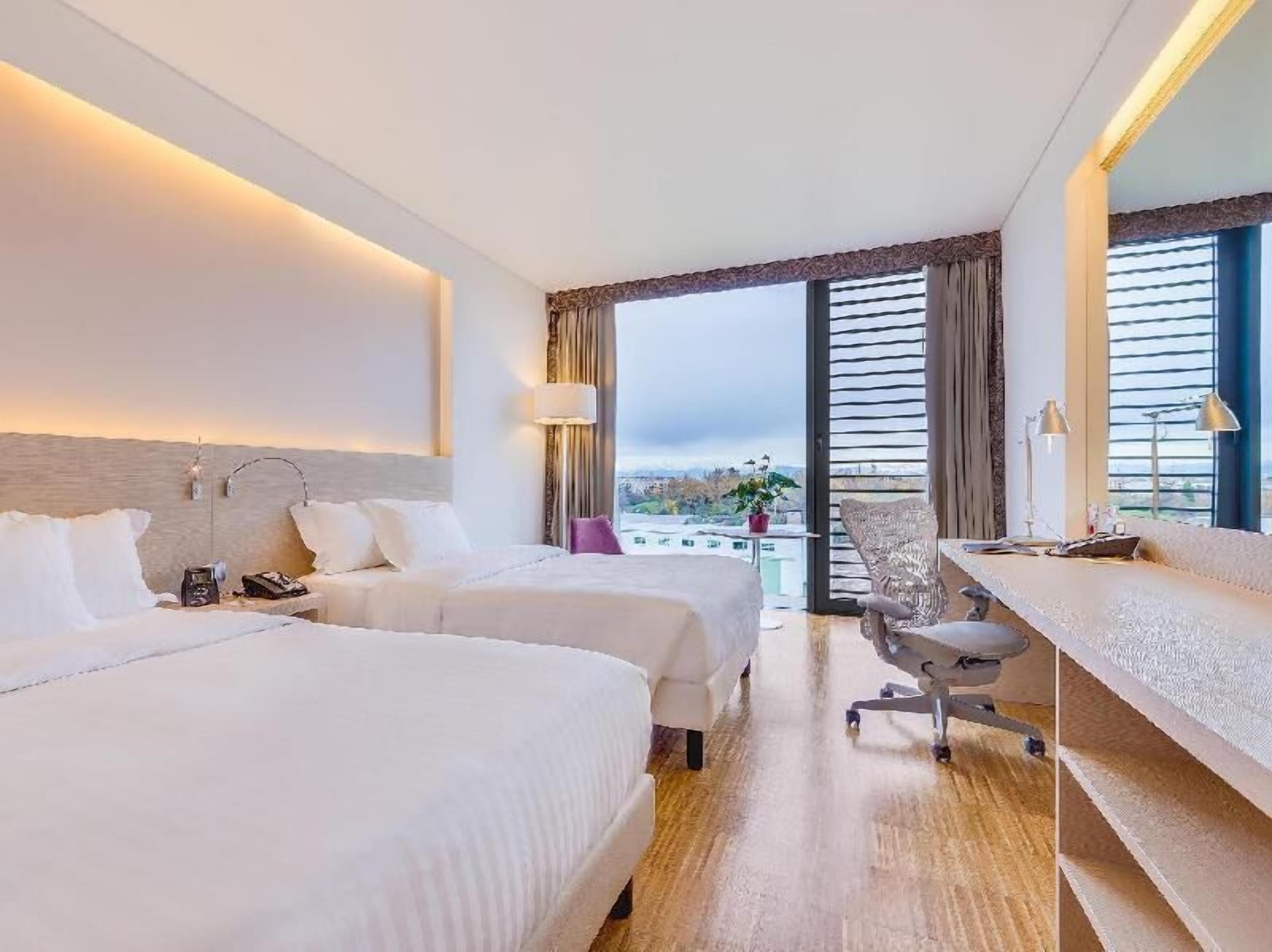 Peralatan tempat tidur premium, gebar bulu kapas, peti besi dalam bilik 