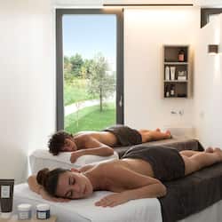 Salas de tratamiento para parejas, un sauna, una bañera de hidromasaje