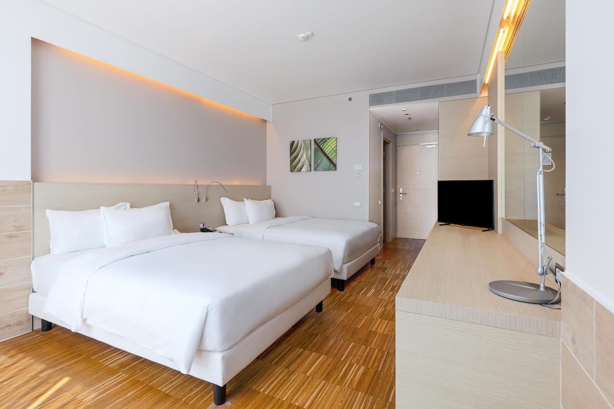 Habitación superior, 2 camas Queen size | Ropa de cama de alta calidad y edredón