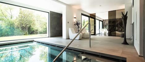 Couples treatment room(s), sauna, hot tub, steam room, body treatments